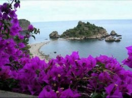 Май на Корфу, Греция